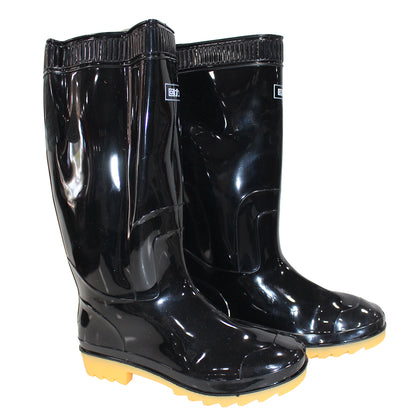 Bota de caucho fabricada en PVC color negro.